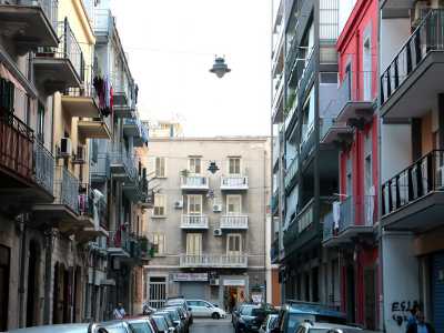 ...altra strada che fonde edifici di inizio secolo ad architettura degli anni 60-70...